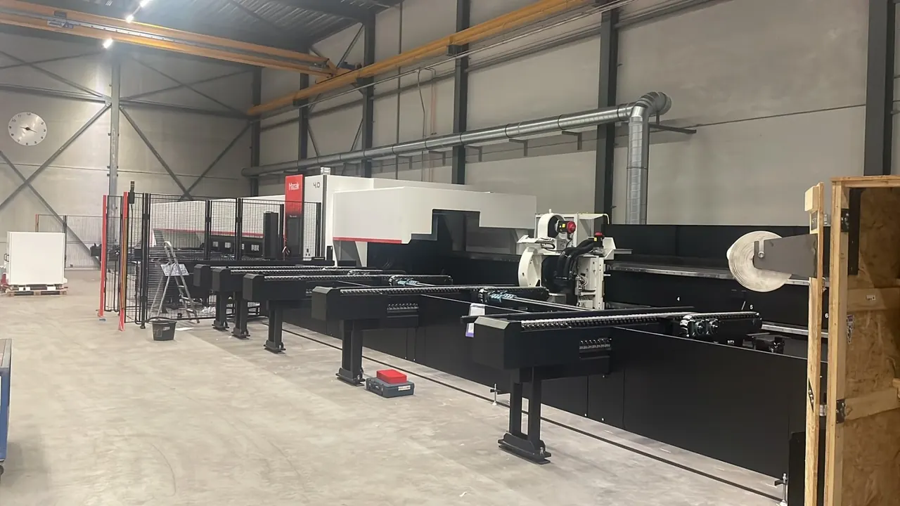 De Mazak buislaser met lange toevoertafels in de nieuwe hal