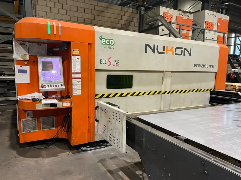 Lasersnijmachine met plaat op de snijtafel