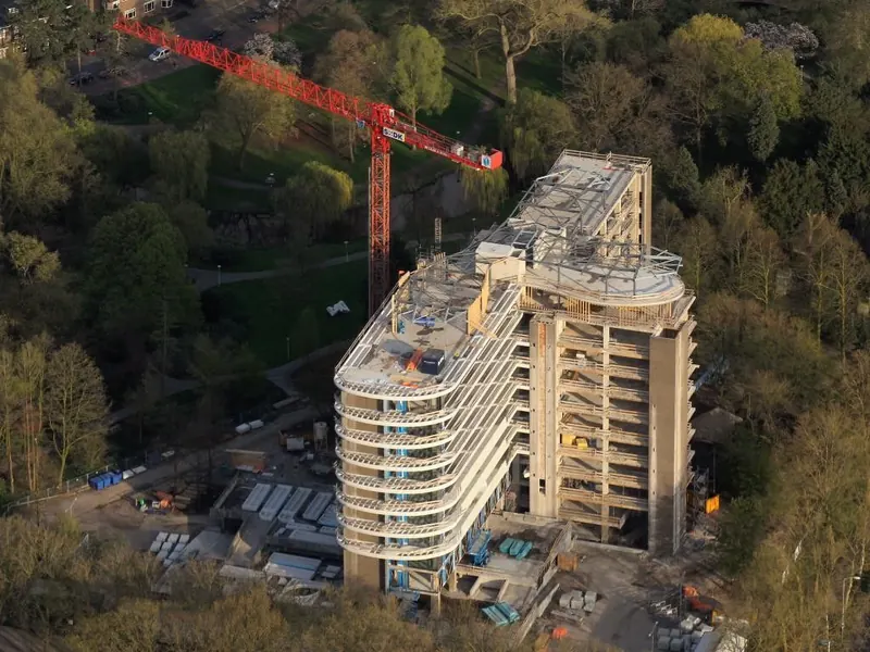 Luchtfoto van het verbouwde TD-gebouw in Eindhoven met bouwkraan