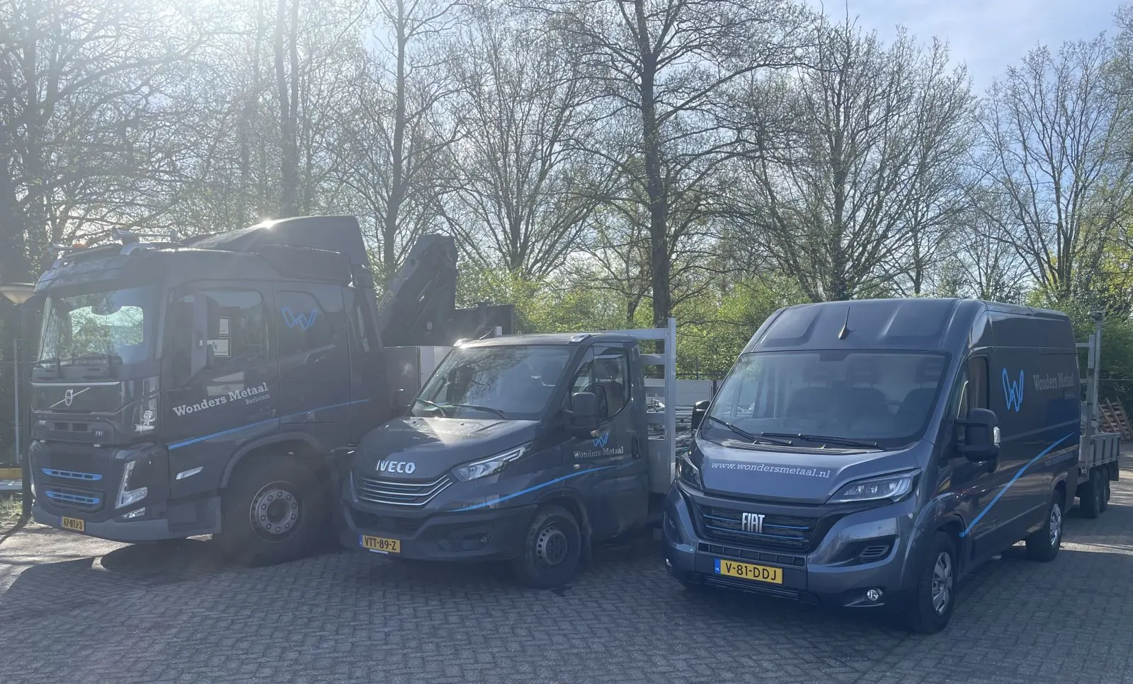Vrachtwagen, bakwagen en montagebus van Wonders Metaal
